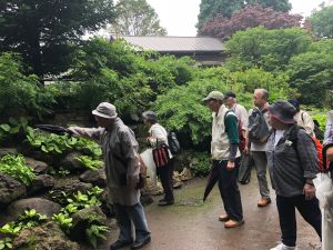 案内をする牧さん